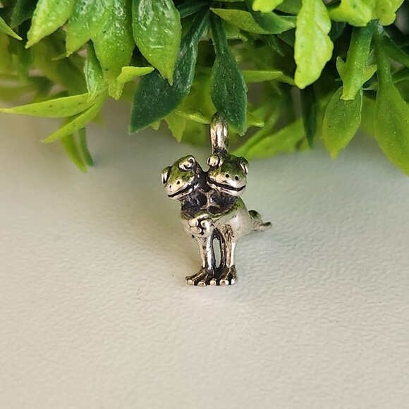 925 Sterling Silver Dancing Frogs Charm - Picture 1 of 4